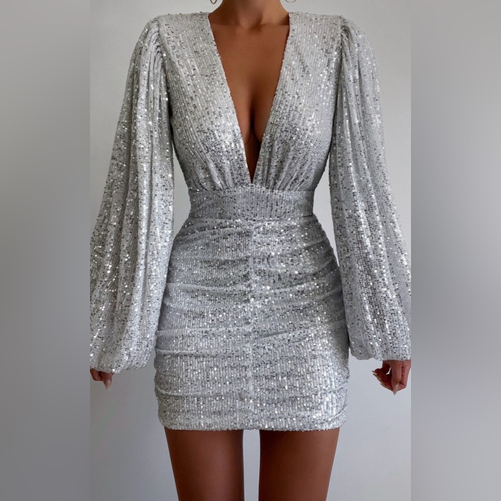 ⭐️BRAND NEW⭐️ Show Po RHYLEE MINI DRESS⭐️ LONG SLEEVE RUCHED DRESS SILVER SEQUIN